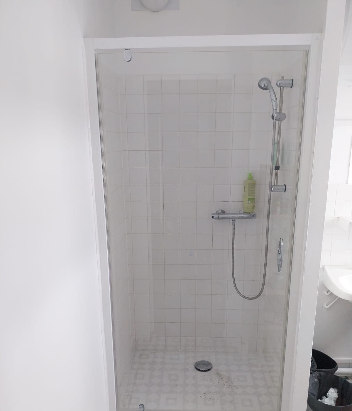 Douche à l'italienne avec paroi vitrée et robinet thermostatique
