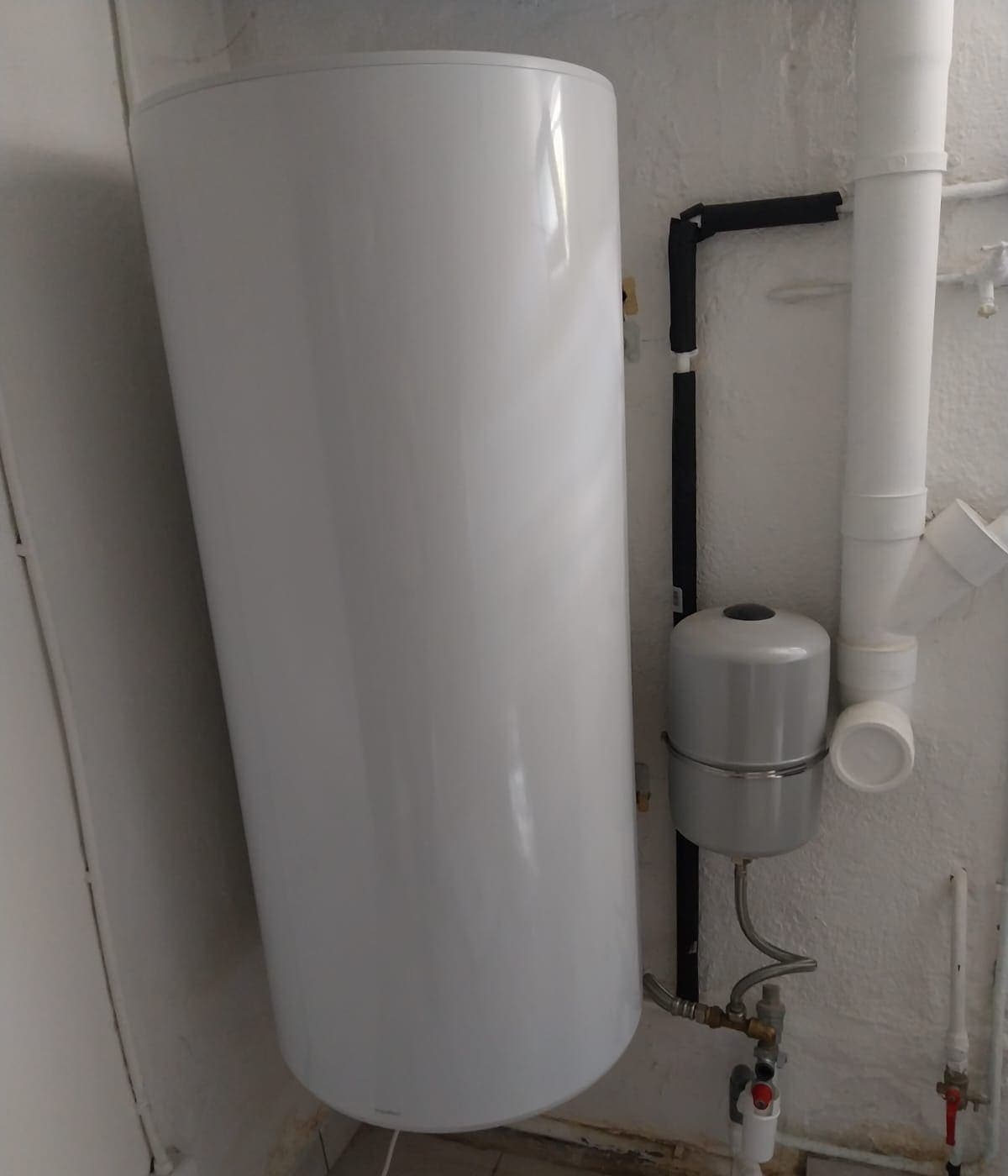 Installation d'un ballon d'eau chaude électrique avec vase d'expansion et tuyauterie isolée